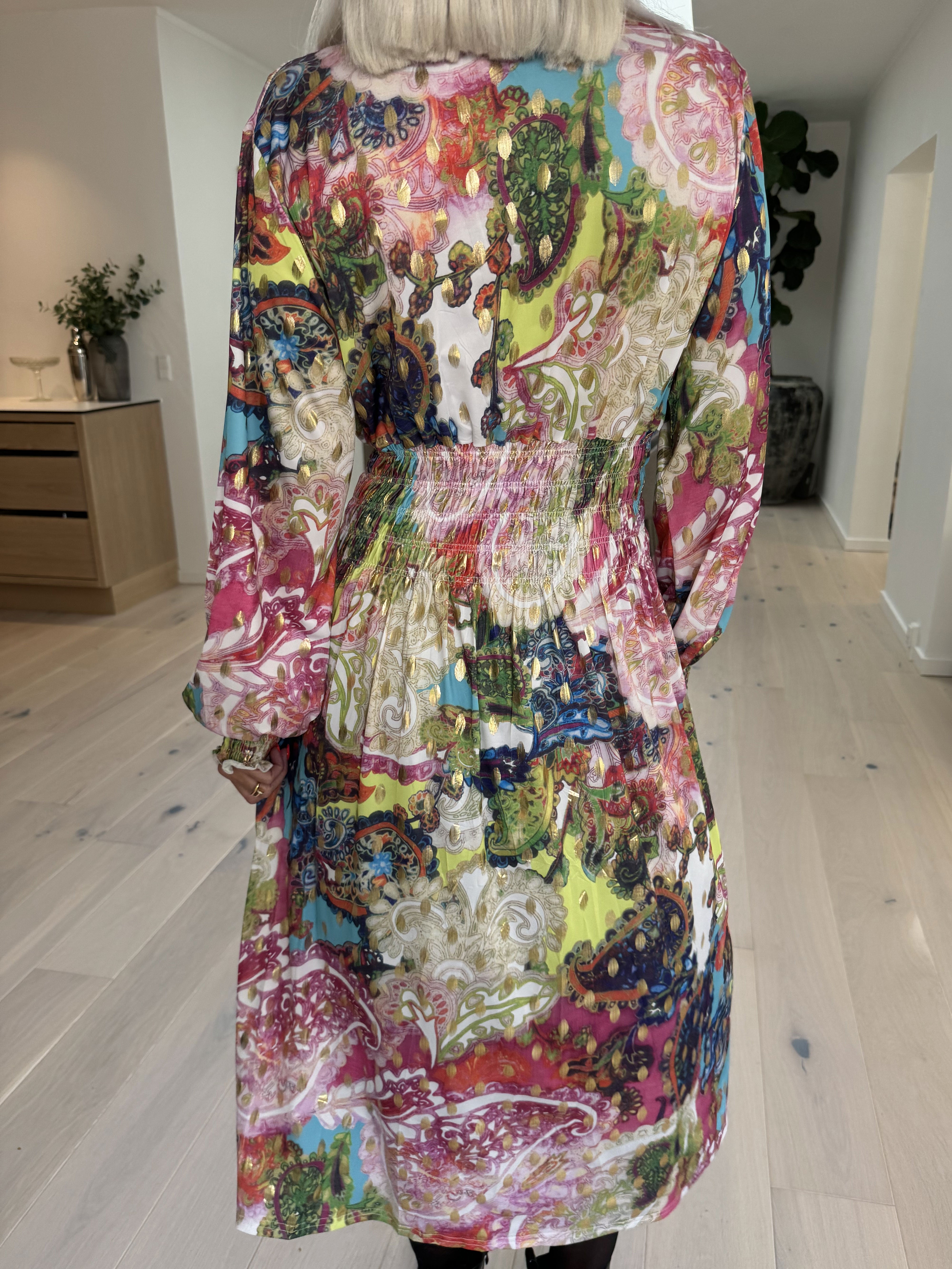 Pams Elements Midi L/S - Elastisk mönstrad klänning i skrynkelfritt tyg